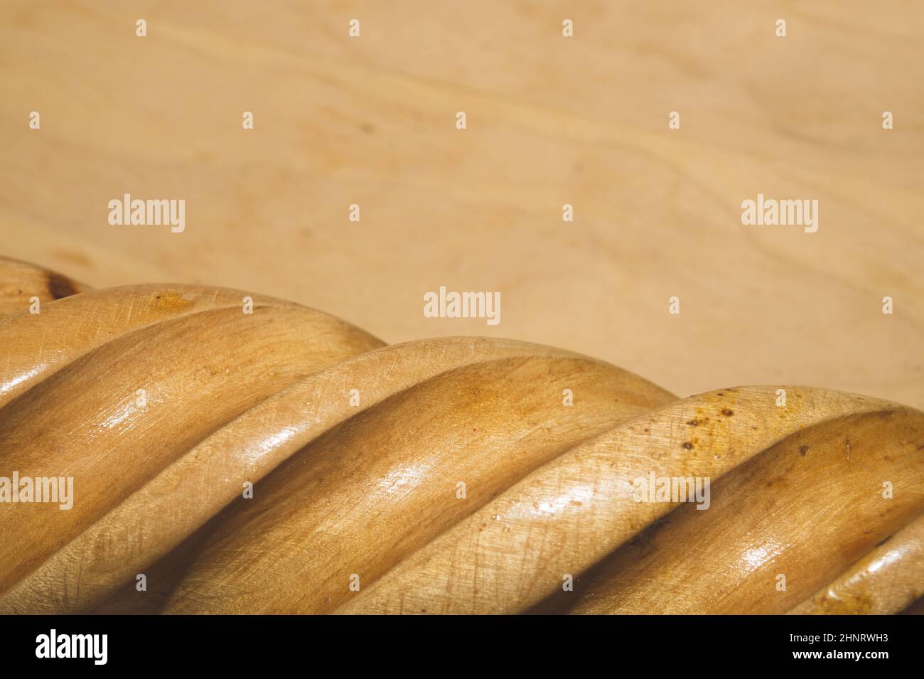 Scultura in legno. Decorazione a spirale sulla gamba in legno Foto Stock