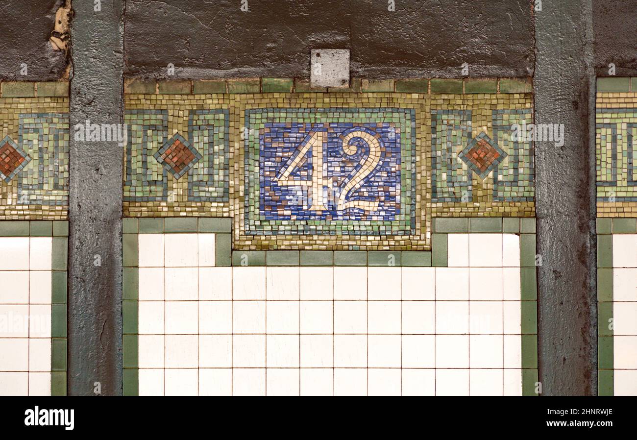 vecchia stazione della metropolitana numero 42 - quarantaduina seconda strada - segno in stile art nouveau Foto Stock