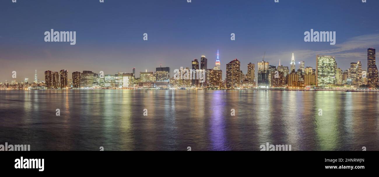 Vista dello skyline di New York con Empire state illuminato e Chrysler Building. Foto Stock