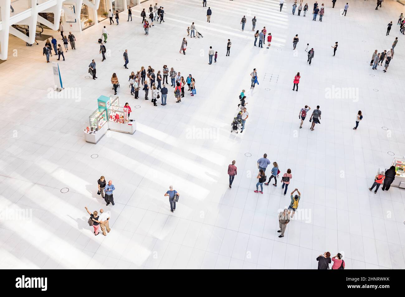 Occhio interno del white World Trade Center station con persone in New York Foto Stock