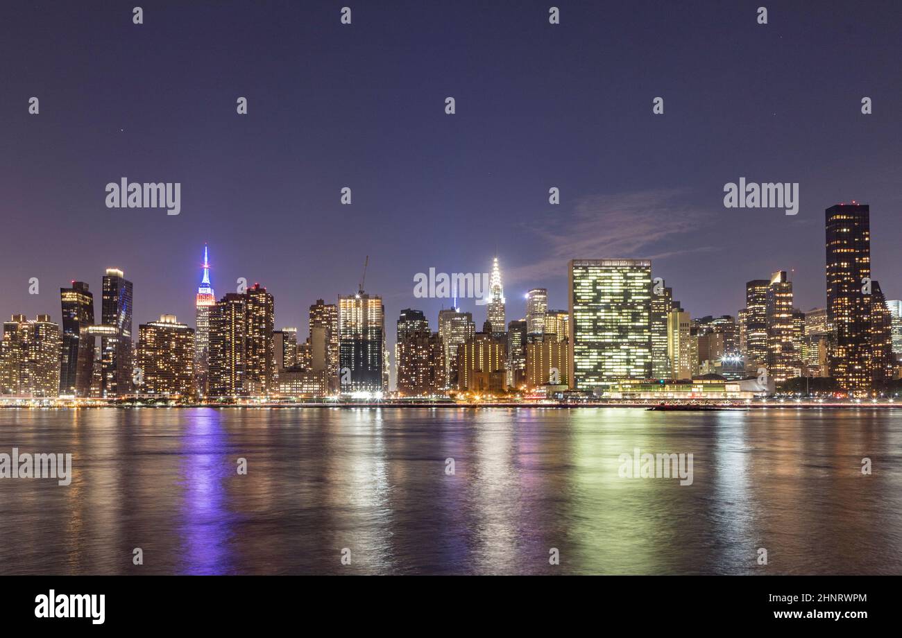 Vista dello skyline di New York con Empire state illuminato e Chrysler Building. Foto Stock