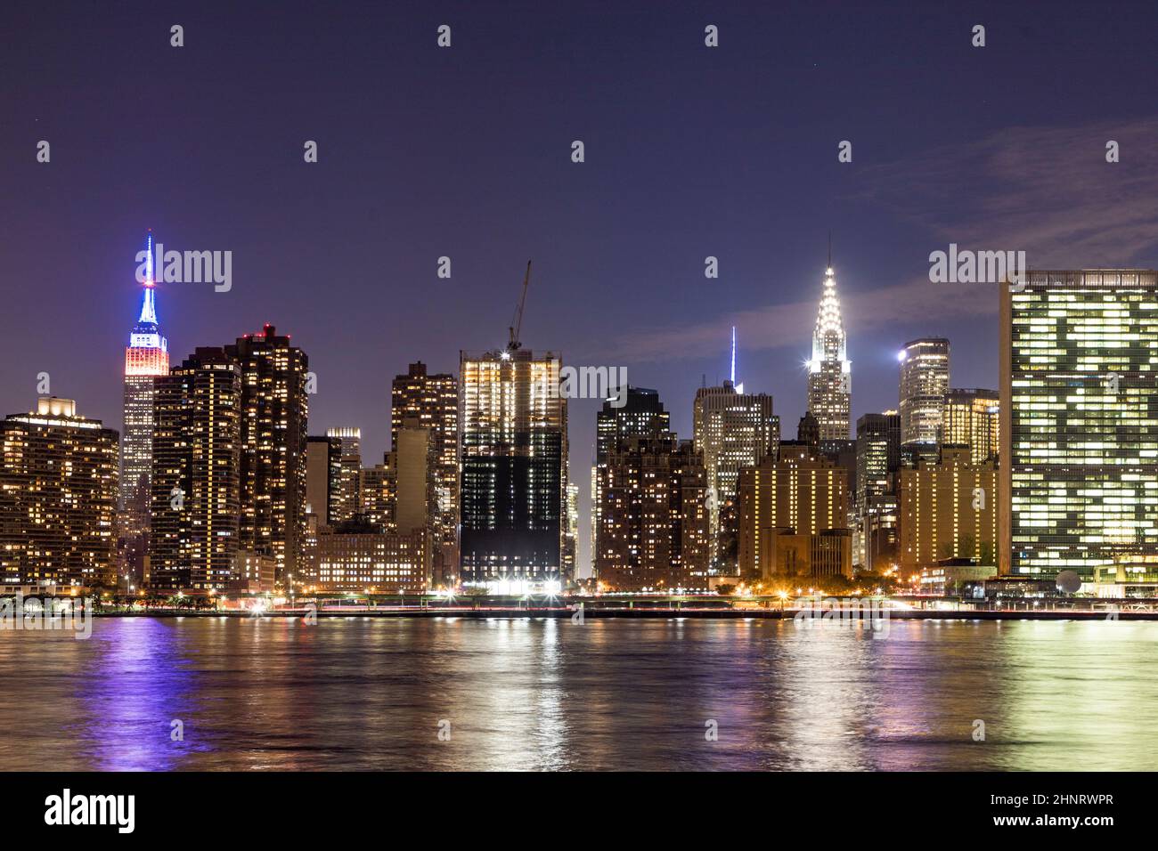 Vista dello skyline di New York con Empire state illuminato e Chrysler Building. Foto Stock