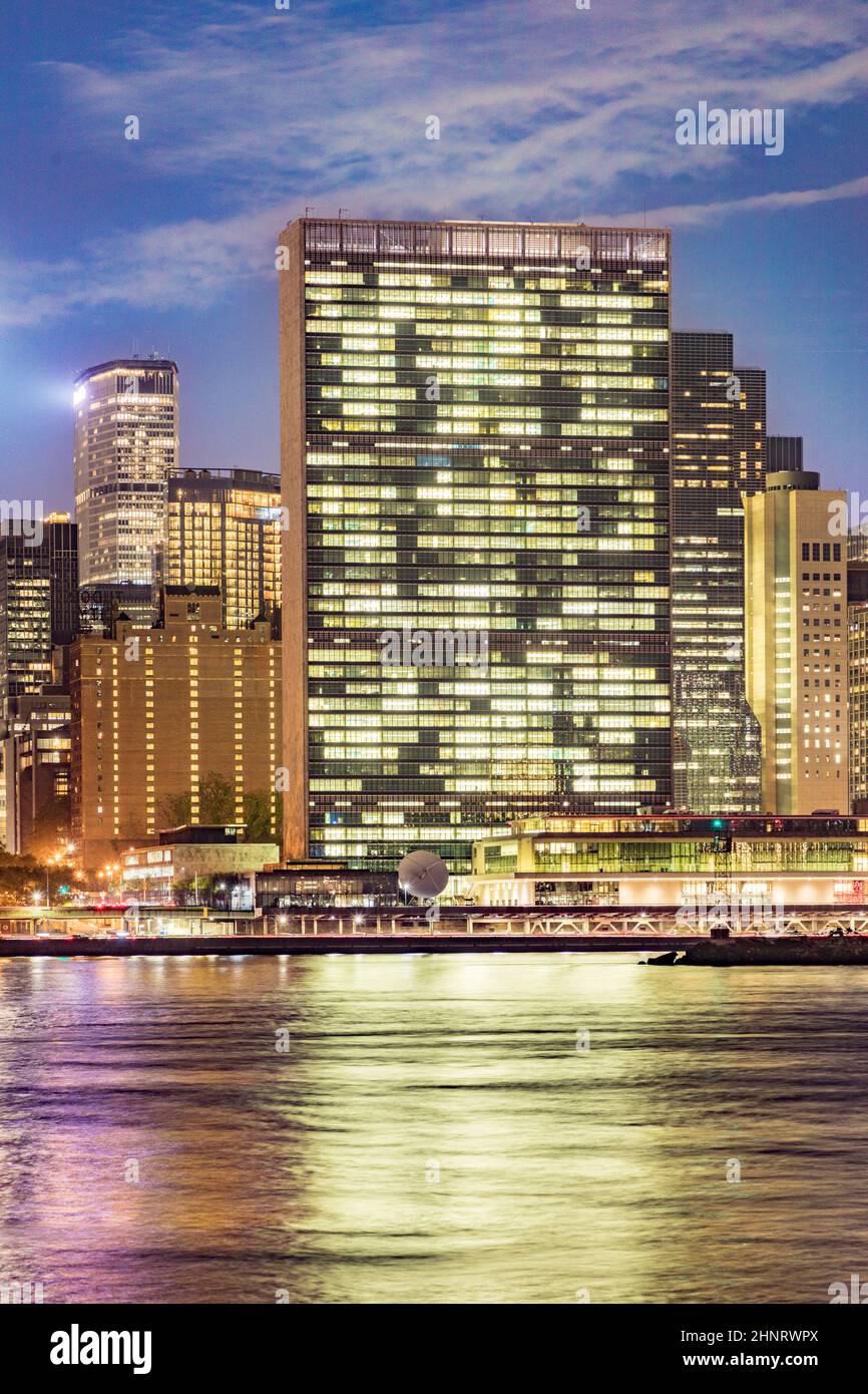 Vista di New York con il fiume Hudson e l'edificio ONU di notte Foto Stock