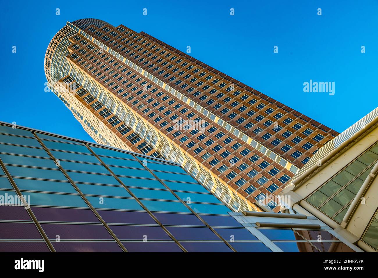 Famosa torre commerciale di Francoforte con l'edificio d'ingresso e il simbolo della Messe Foto Stock