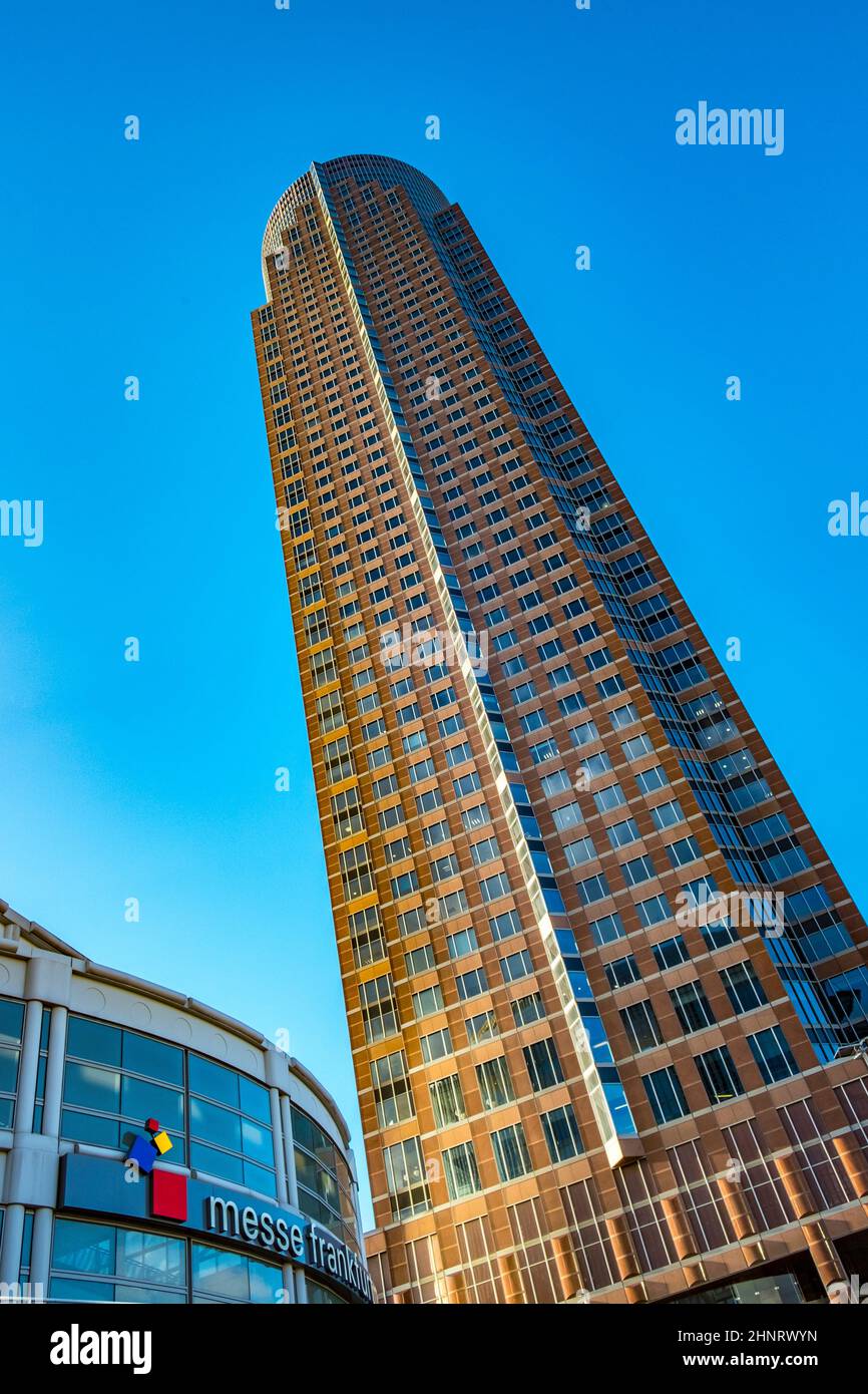 Famosa torre commerciale di Francoforte con l'edificio d'ingresso e il simbolo della Messe Foto Stock