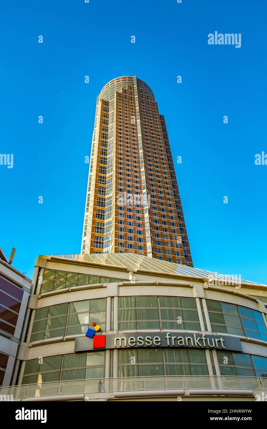 Famosa torre commerciale di Francoforte con l'edificio d'ingresso e il simbolo della Messe Foto Stock