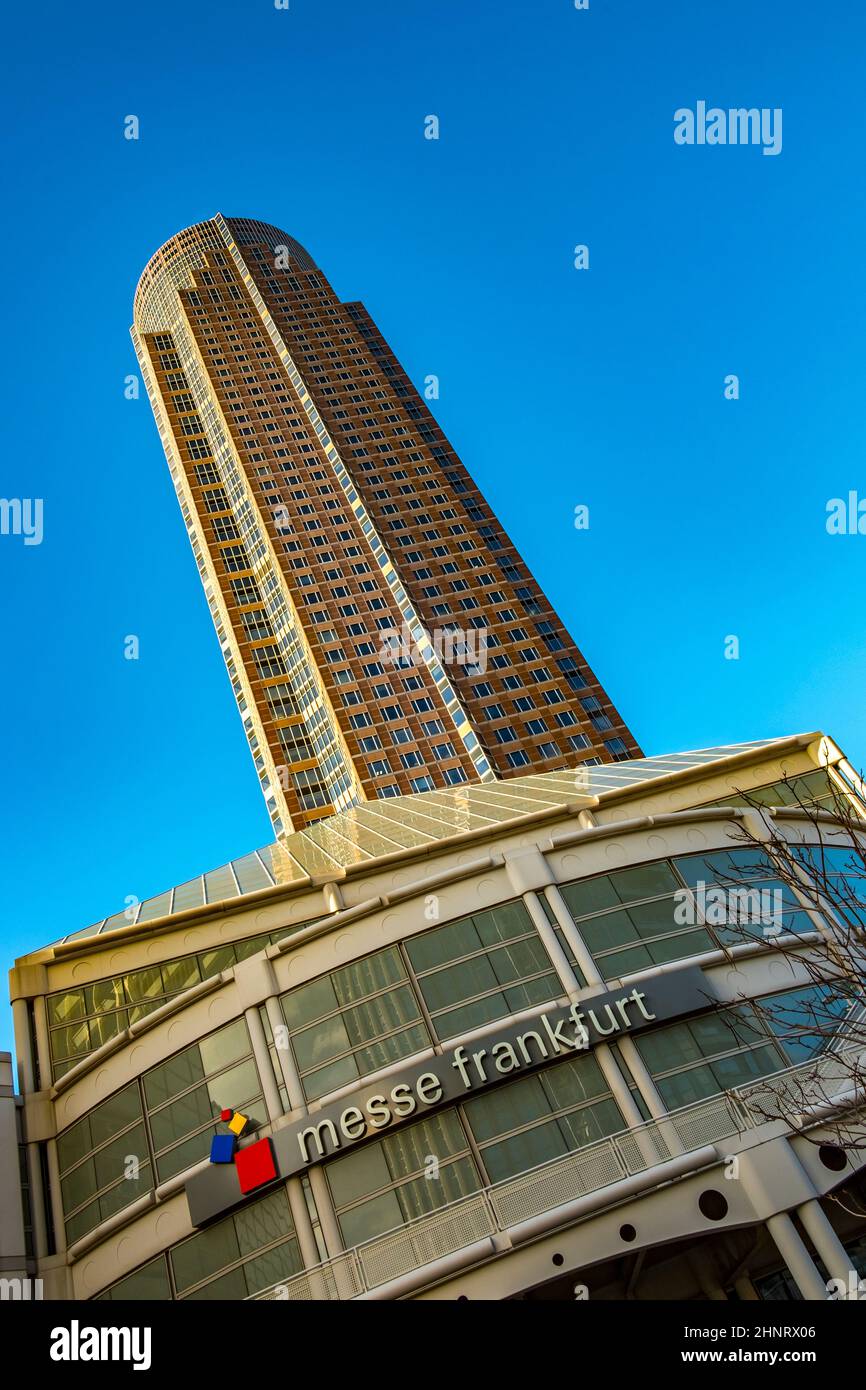 Famosa torre commerciale di Francoforte con l'edificio d'ingresso e il simbolo della Messe Foto Stock