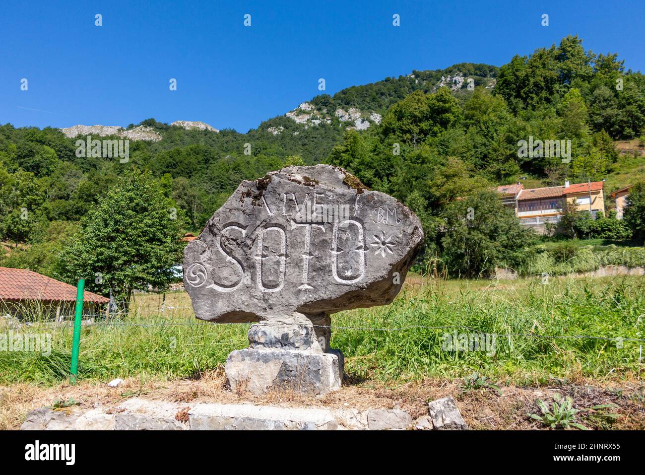 Cartello di benvenuto al villaggio di Soto Foto Stock