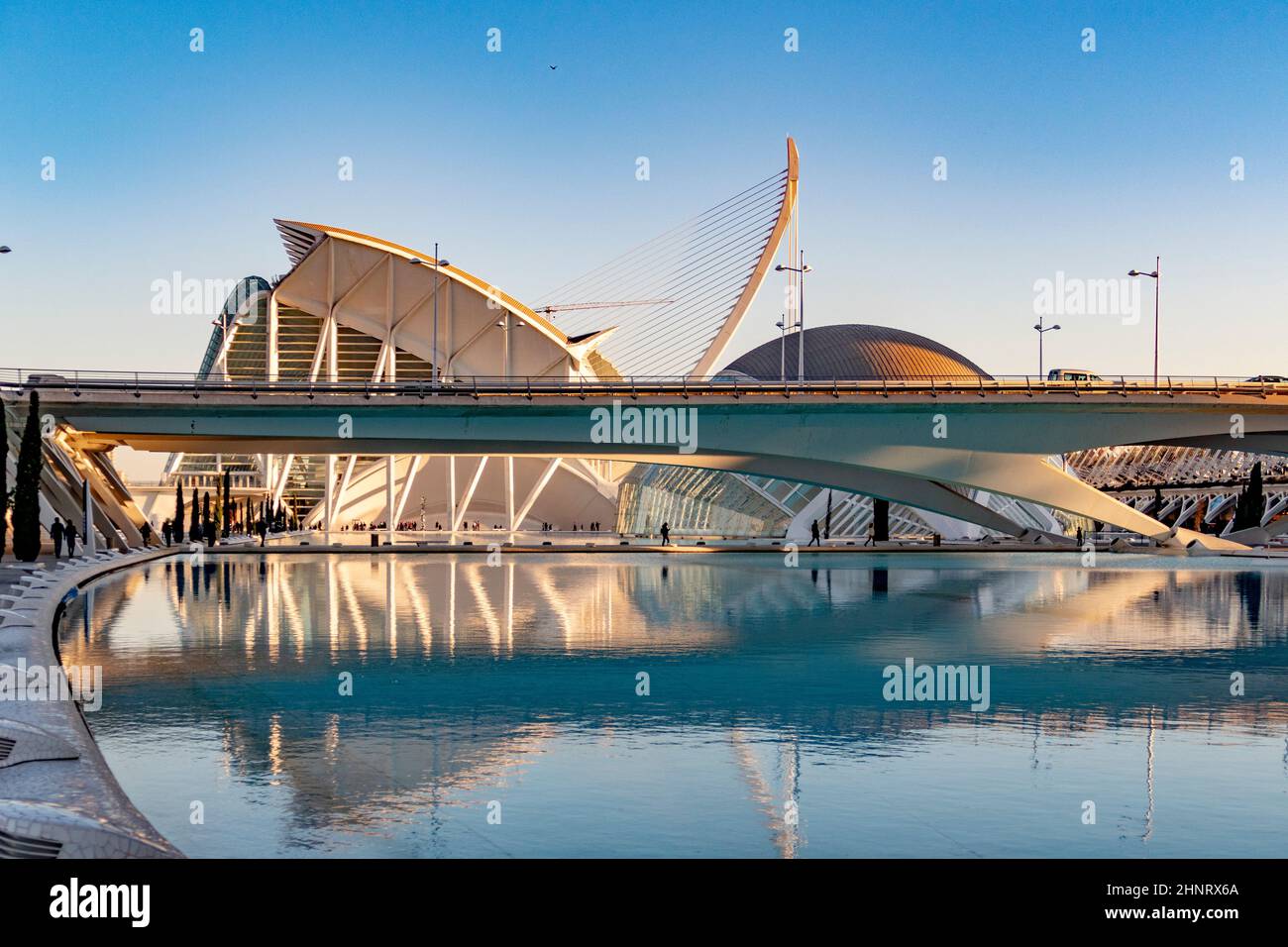 Città moderna punto di riferimento della città di Valencia - il complesso parco Ciudad de las Artes y las Ciencias, Valencia, Spagna. L´Hemisfèric (cinema IMAX Dome) e il Palau de les Arts Reina Sofia sono stati aperti nel 2000 Foto Stock
