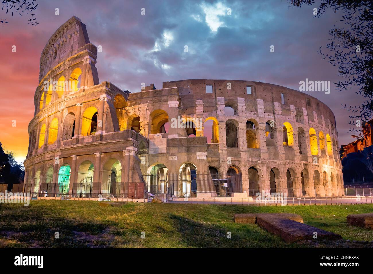 Vista del Colosseo di Roma all'alba Foto Stock