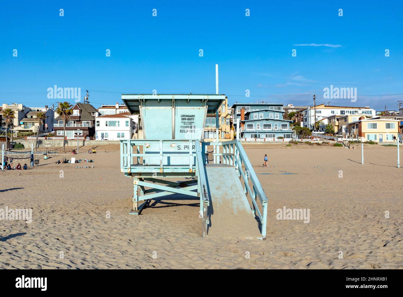 Torre del bagnino sulla spiaggia panoramica di Manhattan Beach vicino a Los Angeles in atmosfera di tramonto Foto Stock