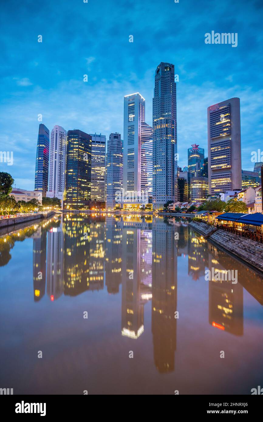 Skyline del centro di Singapore ad un bel crepuscolo Foto Stock