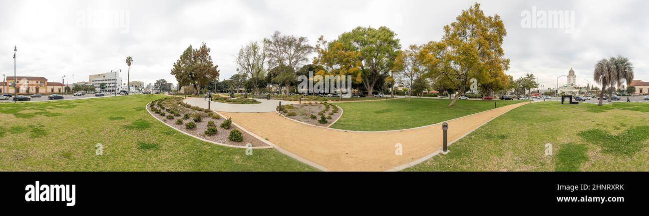 Strada principale di Beverly Hills con parco panoramico e monumenti Foto Stock
