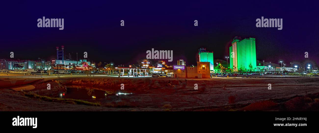 Vista notturna della città gioco d'azzardo Laughlin. Foto Stock