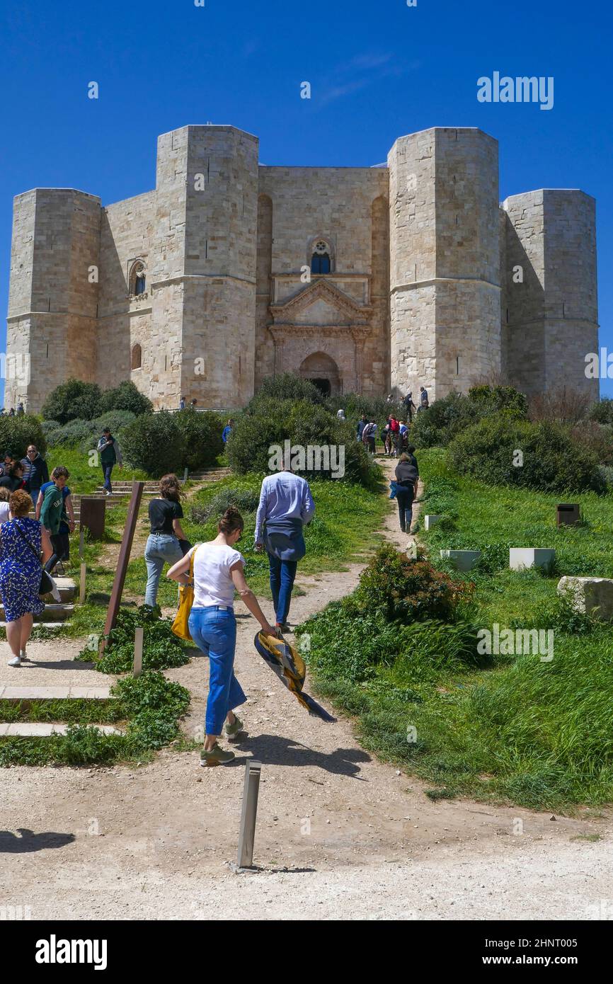 La gente visita il famoso castel del monte i Puglia, Italia Foto Stock
