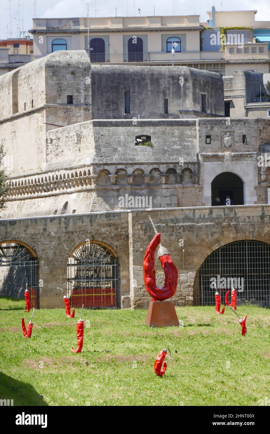 Castello Normanno Svevo Castello di Bari e installazione d'arte con peperoncini rossi Foto Stock