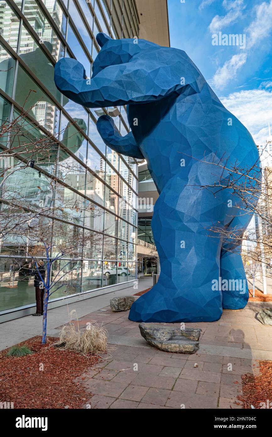 La scultura "i See What You Mean", alta 40 metri, impartisce un senso di divertimento e di divertimento mentre si trova nel centro congressi di Denver Foto Stock