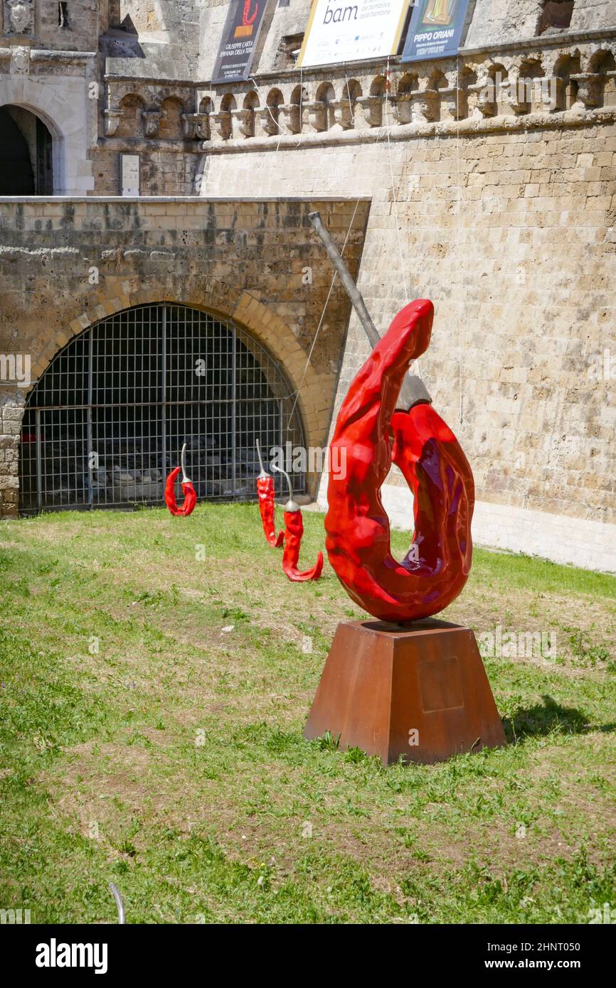 Castello Normanno Svevo Castello di Bari e installazione d'arte con peperoncini rossi Foto Stock