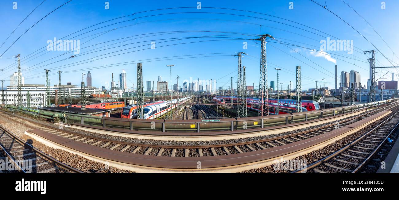 Vista della stazione centrale di Francoforte con i treni e treno uno skyline del centro di Francoforte Foto Stock