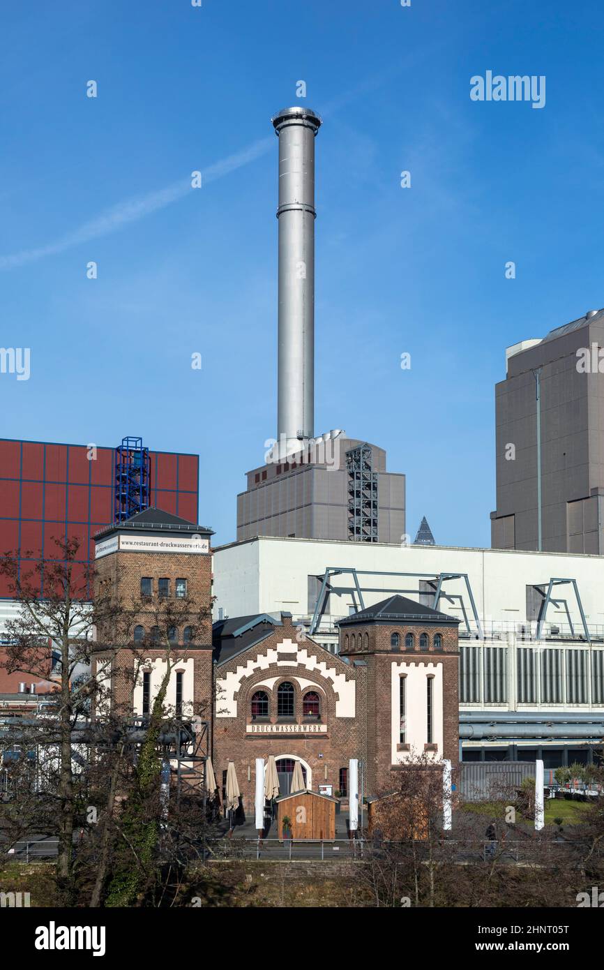 Vista della centrale elettrica a carbone e degli storici impianti idrici pressurizzati nella zona del porto occidentale di Francoforte, Germania. Foto Stock