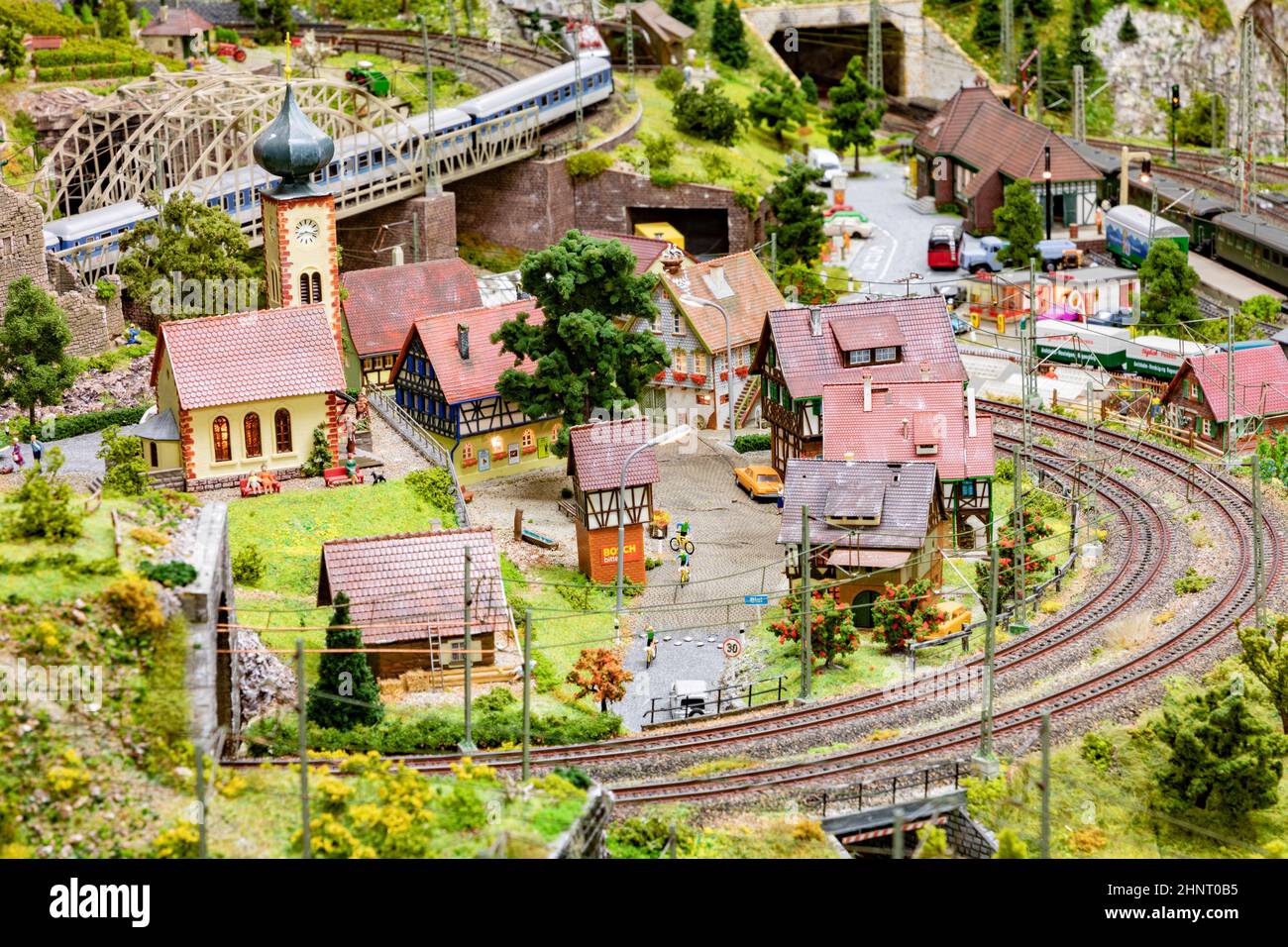dettaglio di modello ferroviario con paesaggio, villaggi e treno operativo Foto Stock