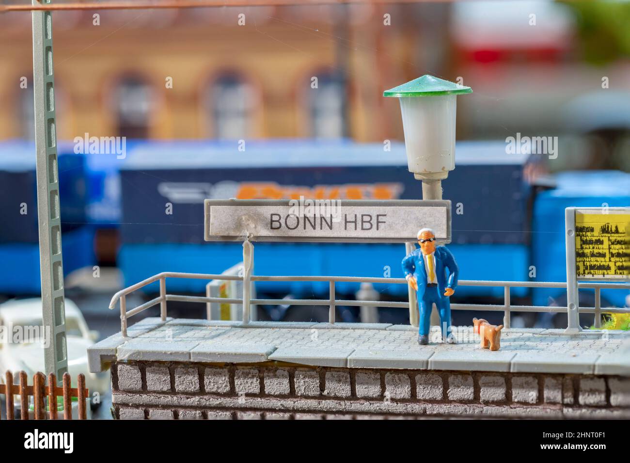 L'uomo di plastica con il cane attende alla stazione ferroviaria di Bonn il treno successivo al modello panoramico ldella stazione Foto Stock