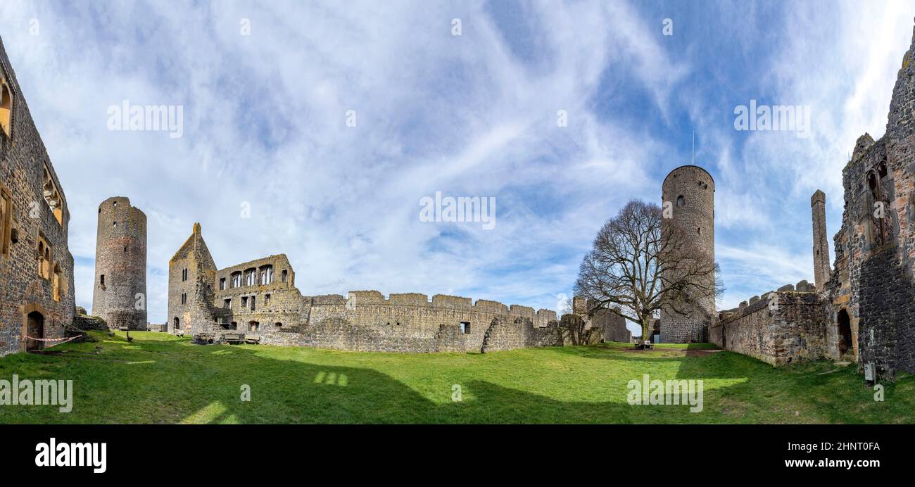 Vista panoramica sul pittoresco castello di Muenzenberg sotto il cielo blu Foto Stock
