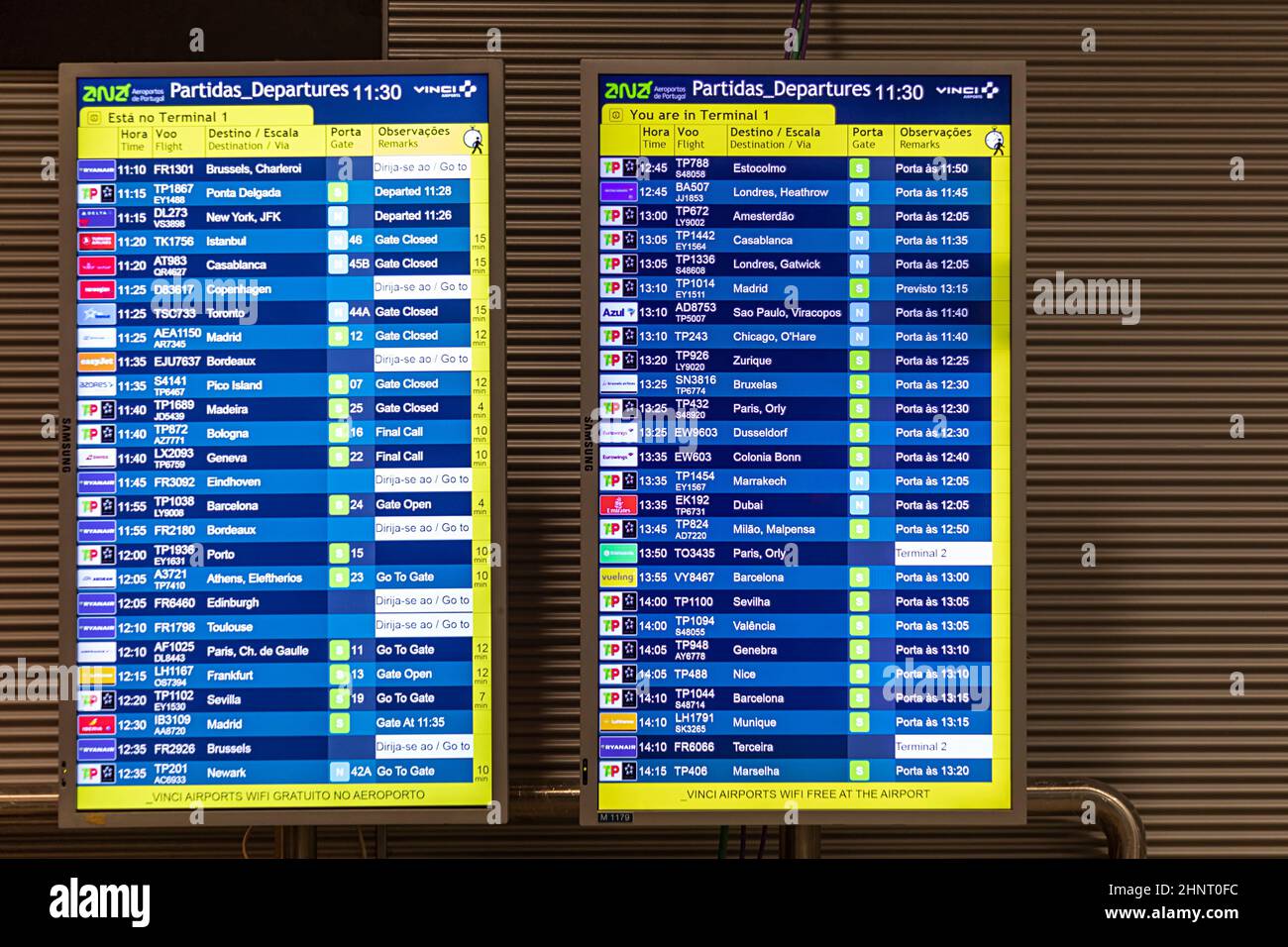 Visualizzazione elettronica degli orari all'aeroporto di Lisbona per i voli di partenza in portoghese e inglese Foto Stock Visualizzazione elettronica degli orari all'aeroporto di Lisbona per i voli di partenza in portoghese e inglese Foto Stock