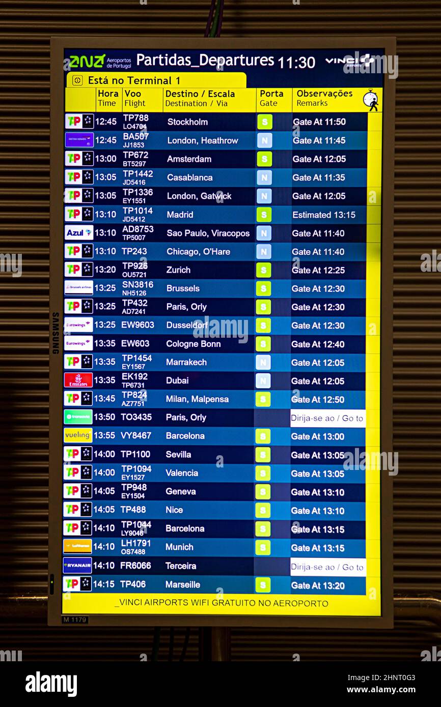 Visualizzazione elettronica degli orari all'aeroporto di Lisbona per i voli di partenza in portoghese e inglese Foto Stock Visualizzazione elettronica degli orari all'aeroporto di Lisbona per i voli di partenza in portoghese e inglese Foto Stock