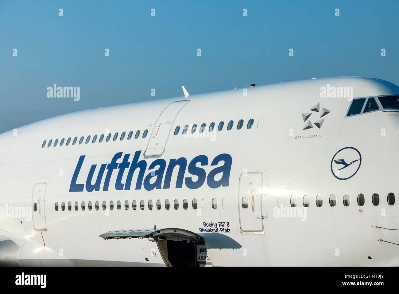 Il volo Lufthansa con Boeing 747 è pronto per il carico all'aeroporto di Francoforte Foto Stock