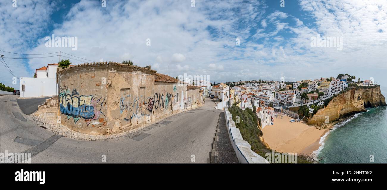 Villaggio di Carvoeiro con spiaggia panoramica in Portogallo Foto Stock