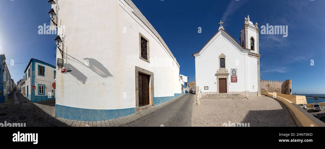 Chiesa portoghese Santa Missa nella città storica di Sines, Portogallo Foto Stock