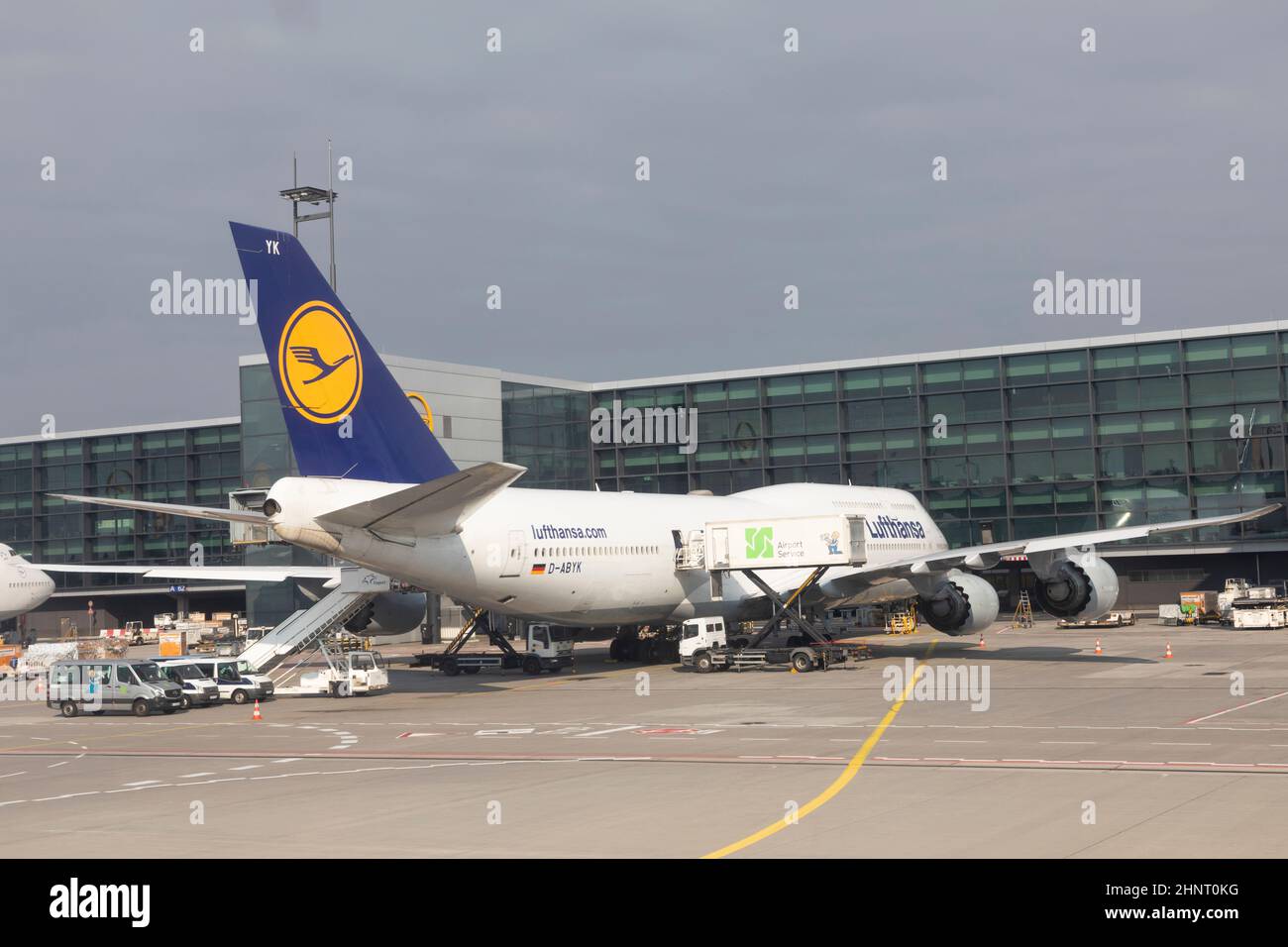 il volo lufthansa con Boeing 747 è pronto per il carico all'aeroporto di Francoforte Foto Stock
