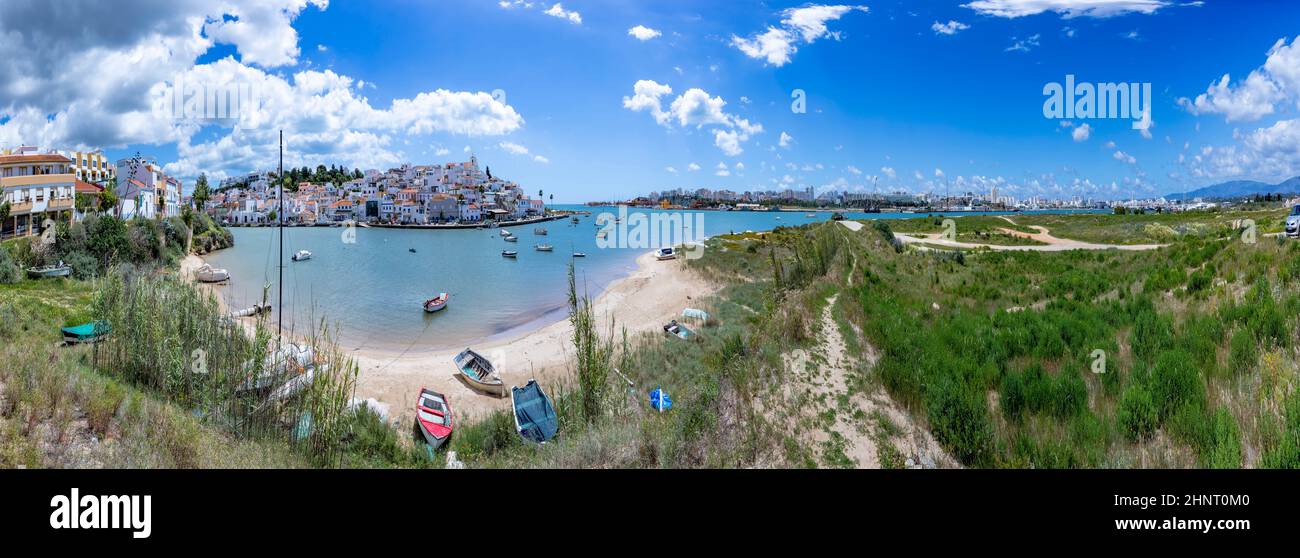 Vista panoramica della costa di Ferragudo nella regione dell'Algarve in Portogallo Foto Stock