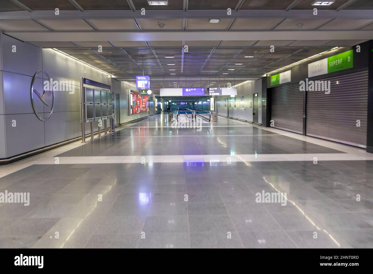 Terminal di partenza vuoto a causa di voli cancellati dalla corona Crisis all'aeroporto Rhein-Main di Francoforte Foto Stock