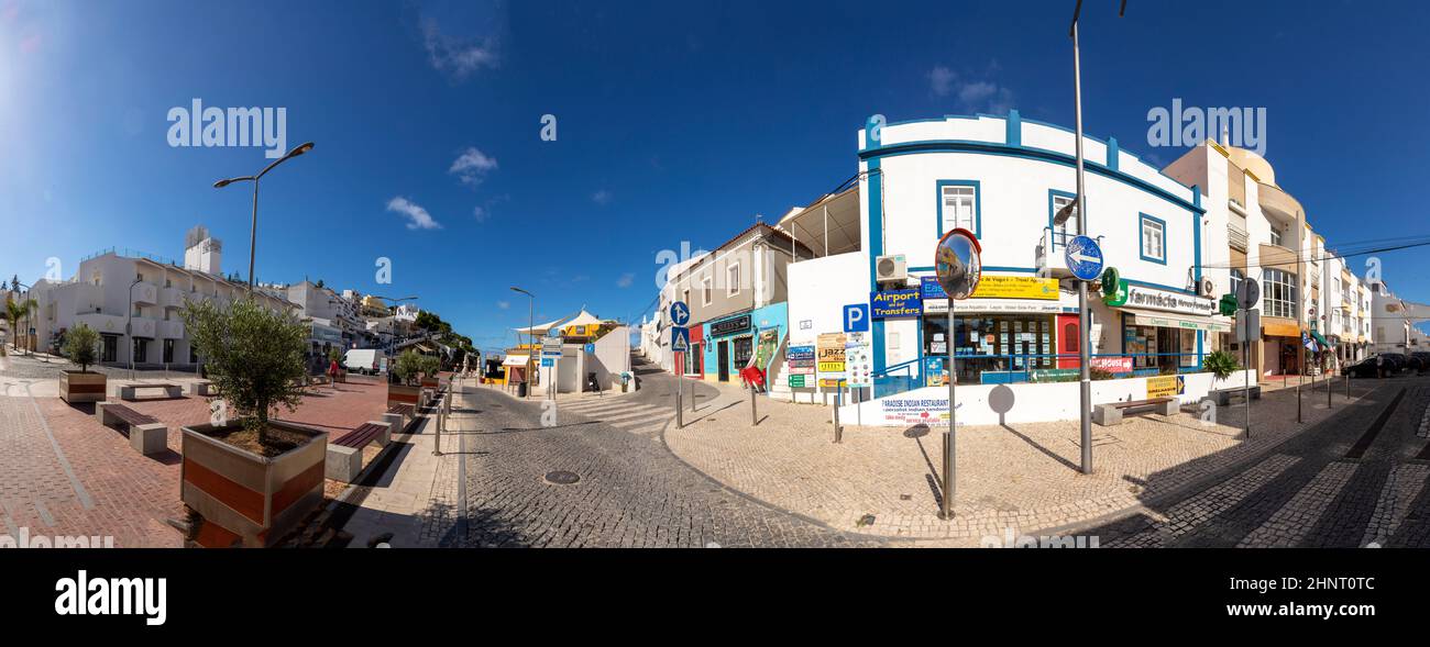 Vista panoramica del villaggio di Carvoeiro all'Algarve. A causa della chiusura di Corona non ci sono quasi turisti nella regione. Foto Stock