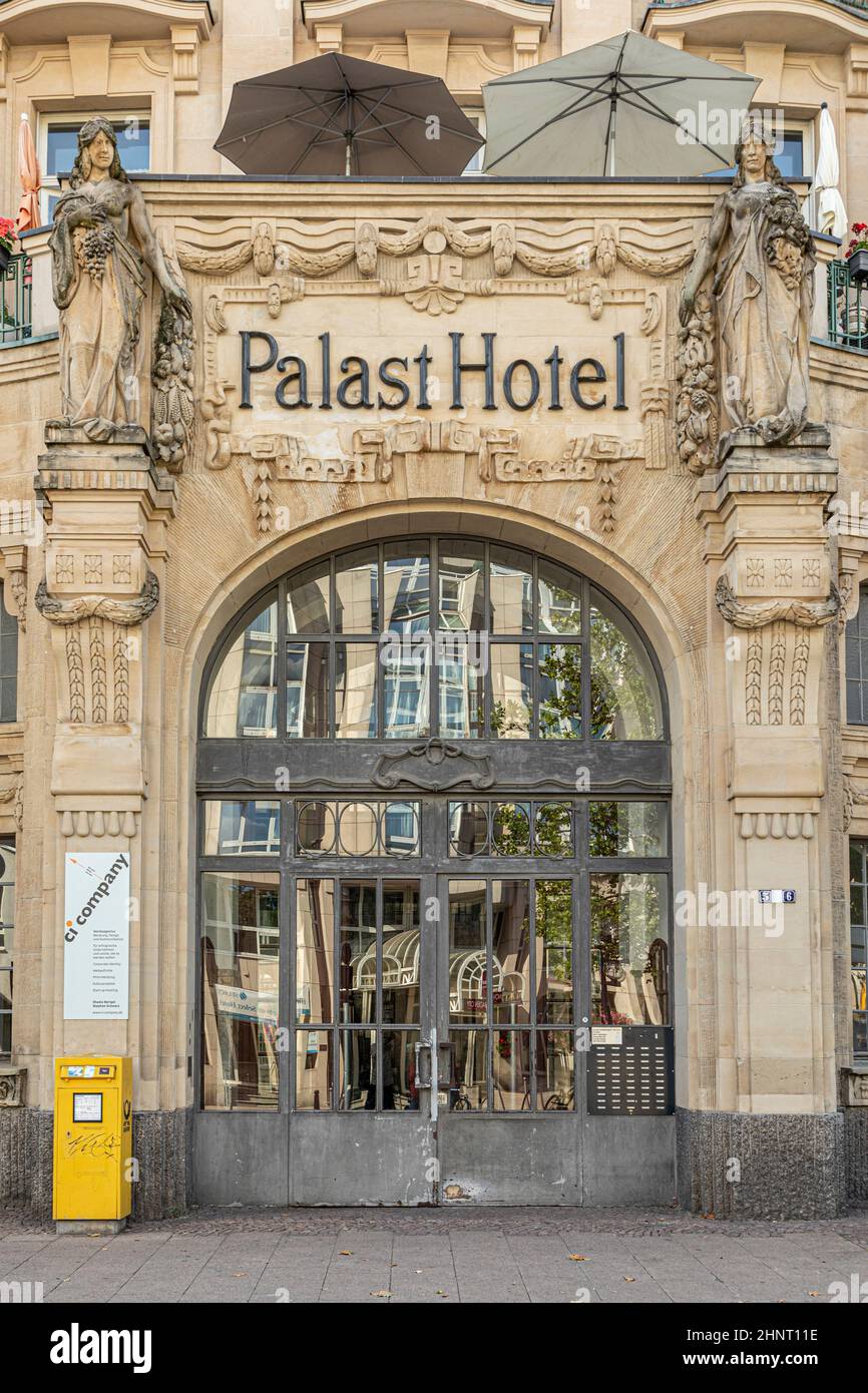 Facciata del famoso palazzo hotel a Wiesbaden. Serve oggi come residence hotel per i poveri Foto Stock