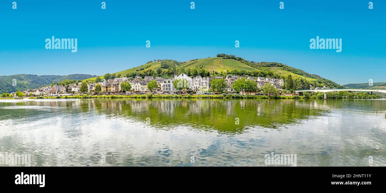 Vista panoramica sul villaggio di Zell nella valle della Mosella in Germania Foto Stock