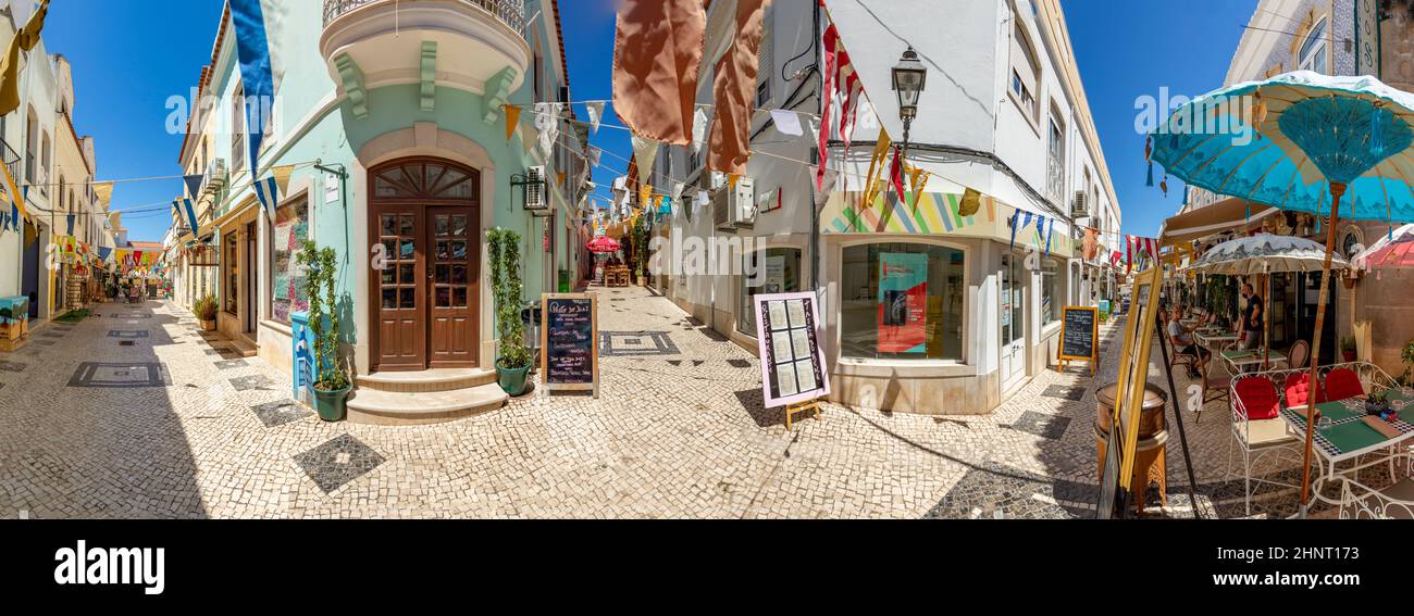 Vista panoramica del centro storico di Silves con piccoli ristoranti e negozi tipici portoghesi Foto Stock