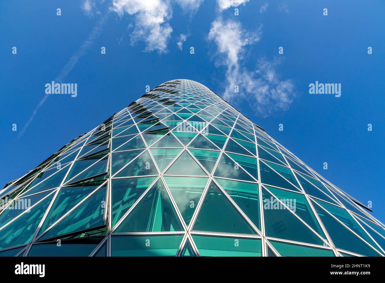 Westhafen nella zona portuale di Francoforte, Germania. La West Harbour Tower ha vinto la Martin-Elsaesser-Plate nel 2004 grazie alla sua architettura unica Foto Stock