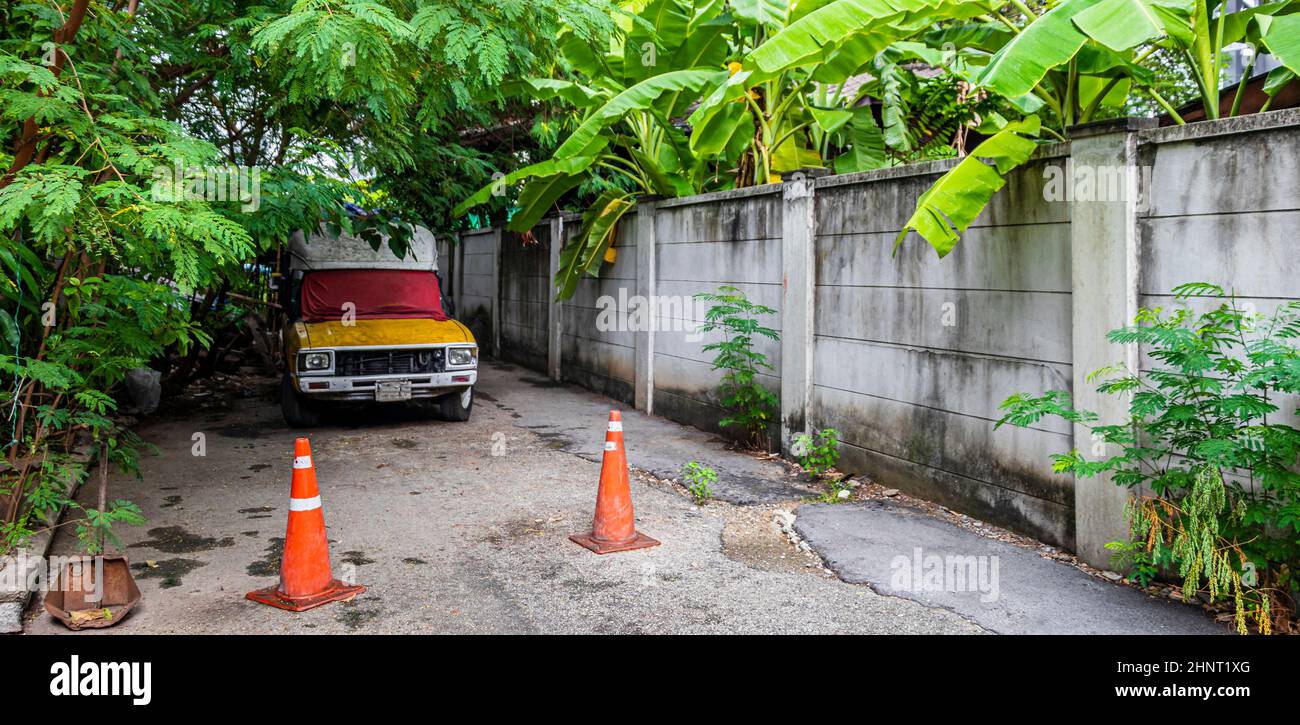 Abbandonata vecchia auto nella foresta tropicale a Bangkok Thailandia. Foto Stock