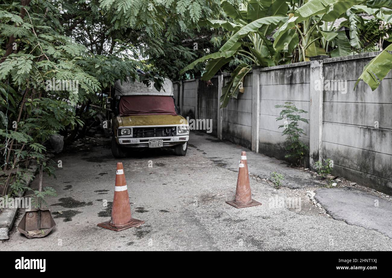 Abbandonata vecchia auto nella foresta tropicale a Bangkok Thailandia. Foto Stock