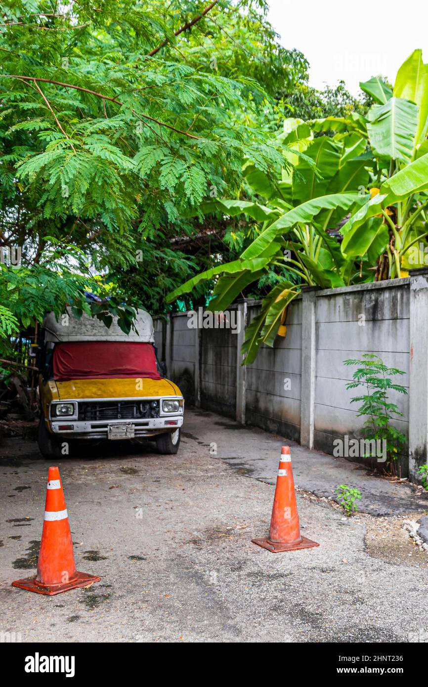 Abbandonata vecchia auto nella foresta tropicale a Bangkok Thailandia. Foto Stock