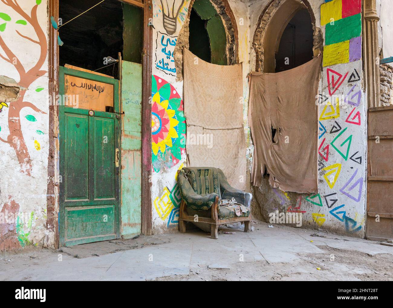 Bayt Madkour Pasha: Casa storica abbandonata situata a Souq al Selah Street, quartiere DARB al Ahmar, Old Cairo Foto Stock