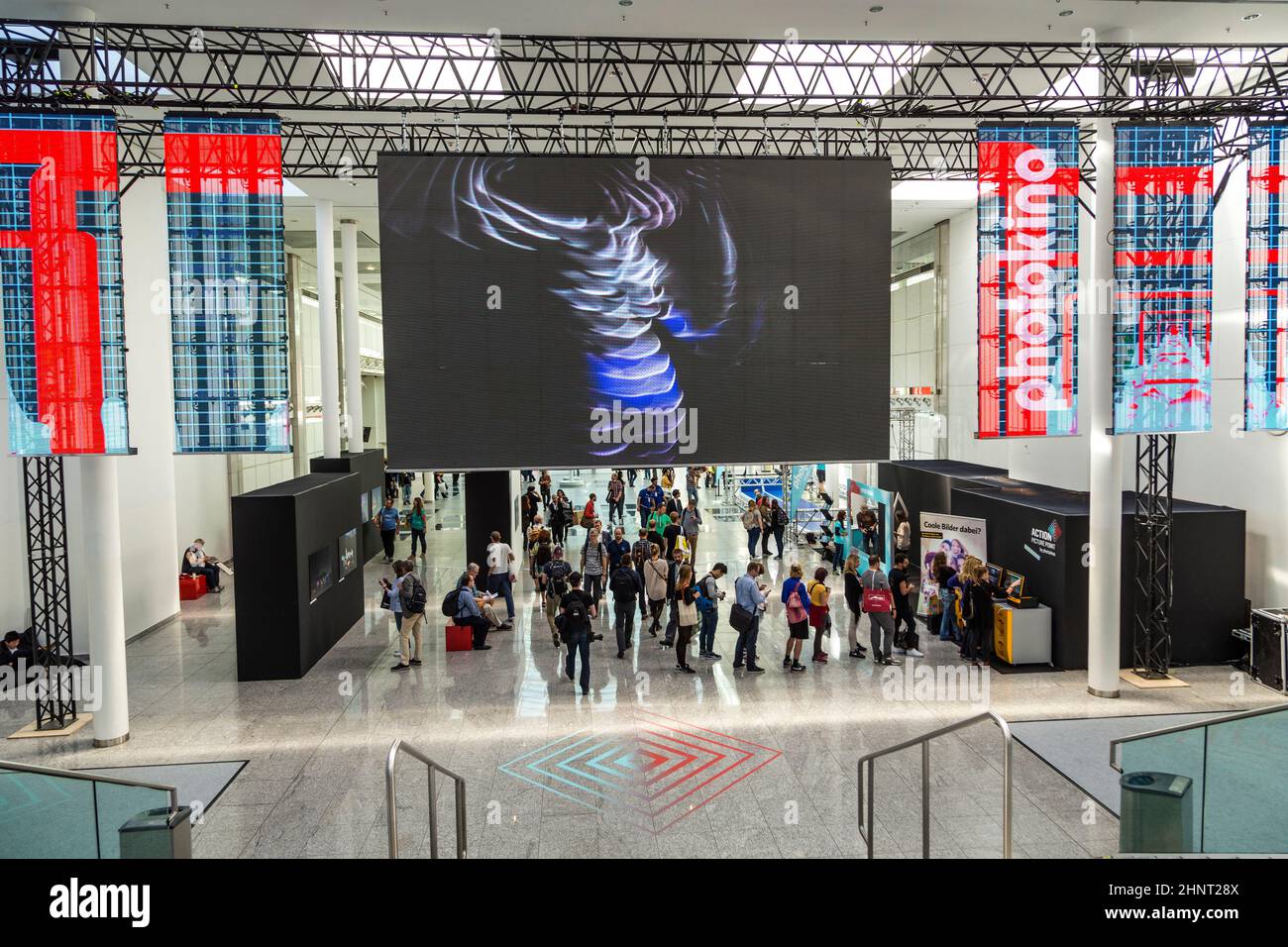 Le persone apprezzano la ricerca delle più recenti attrezzature fotografiche al Photokina Foto Stock