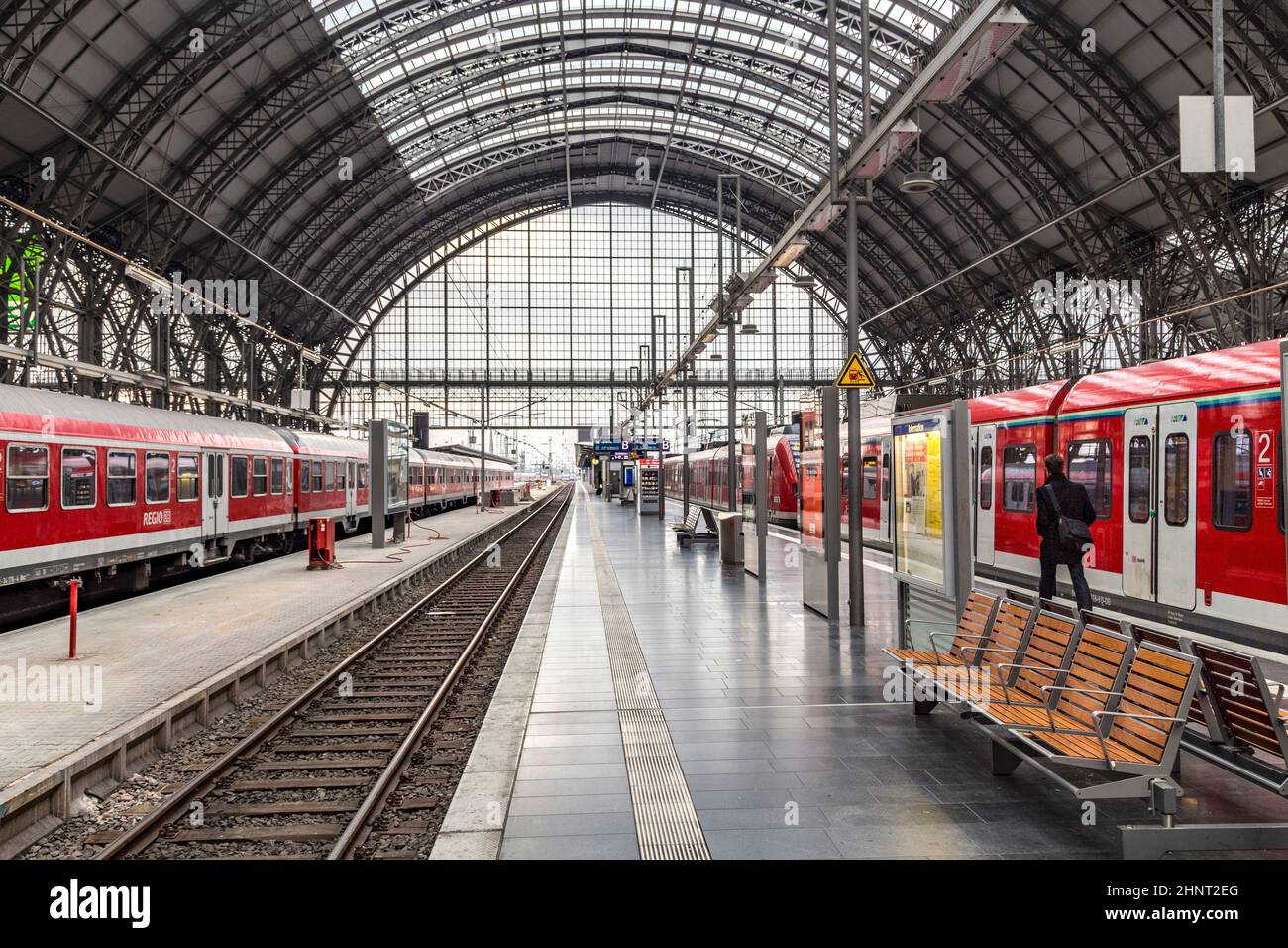 Le persone arrivano e partono alla stazione ferroviaria di Francoforte Foto Stock