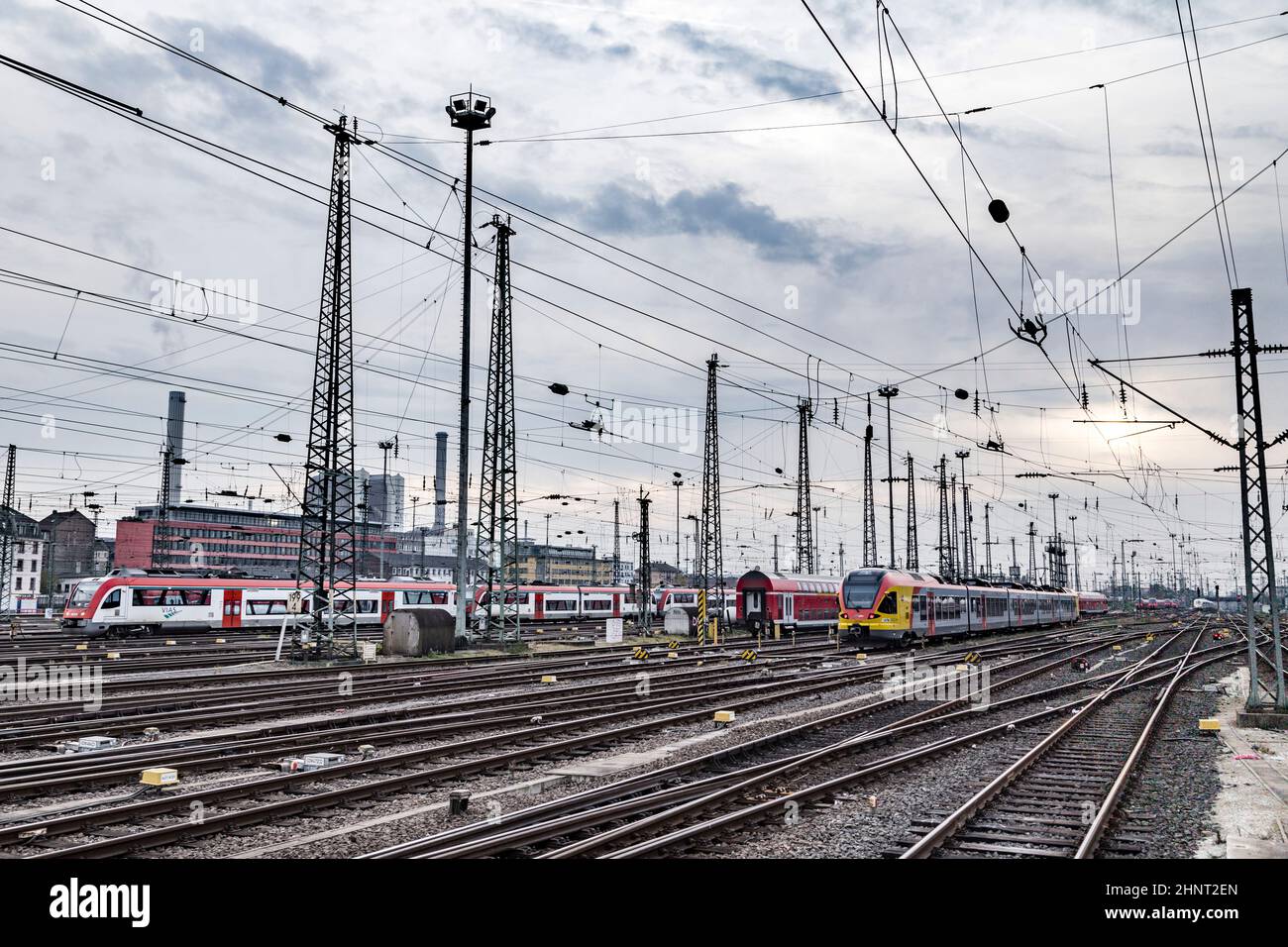 I treni arrivano e partono alla stazione ferroviaria di Francoforte Foto Stock