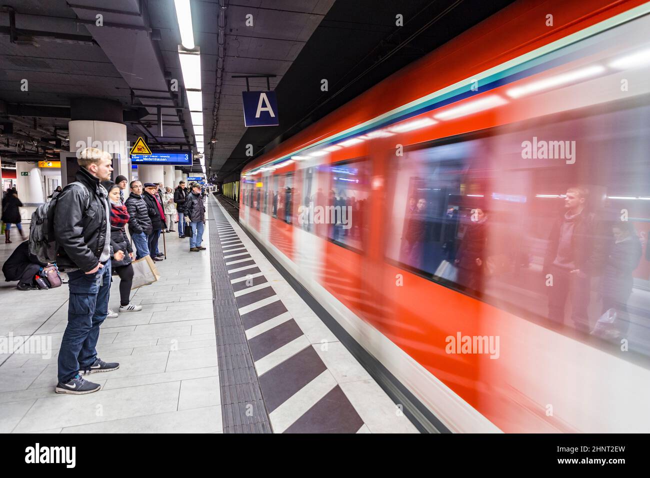 La gente aspetta il treno della metropolitana a Francoforte Foto Stock