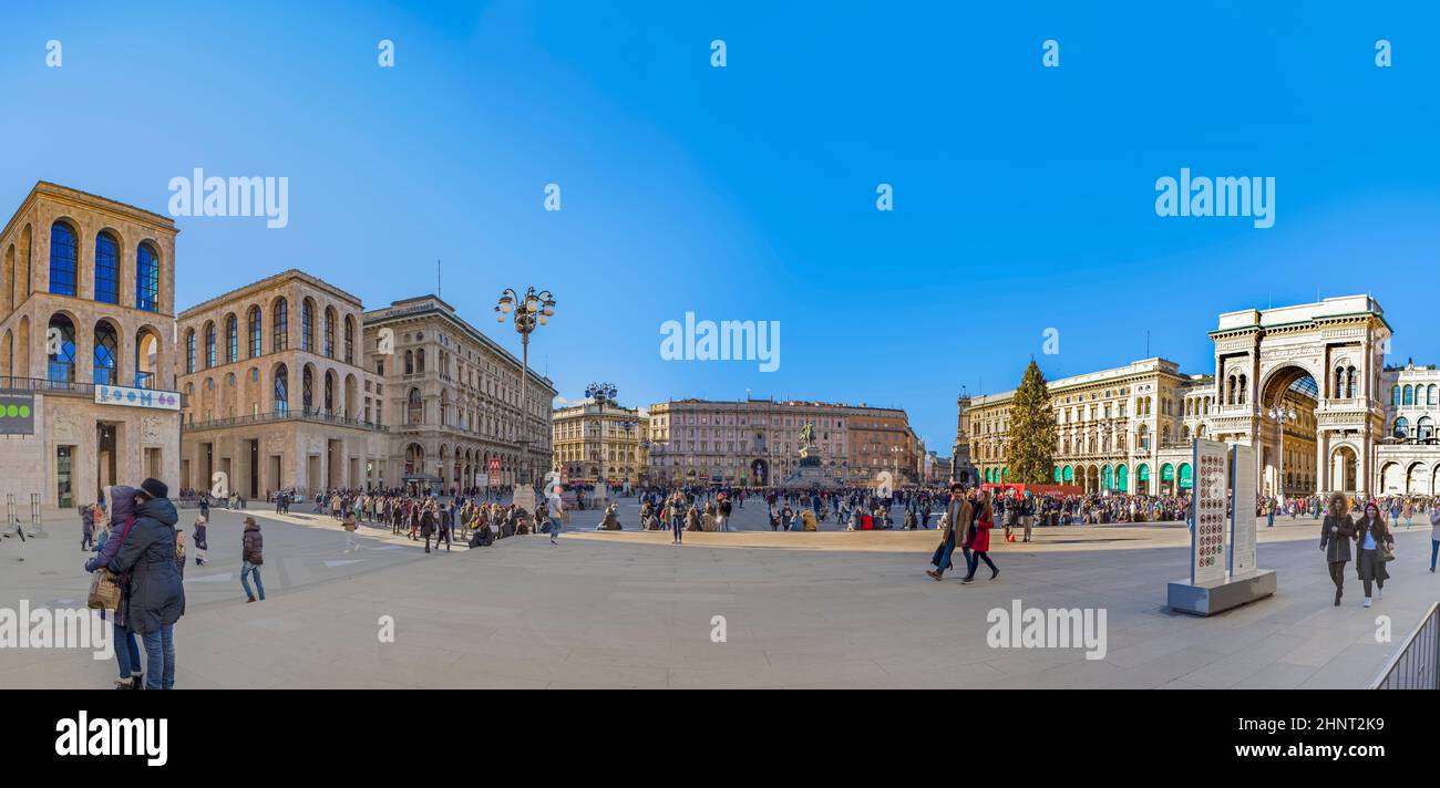 La gente visita la piazza centrale di Milano, il luogo della cattedrale in una fredda giornata invernale Foto Stock
