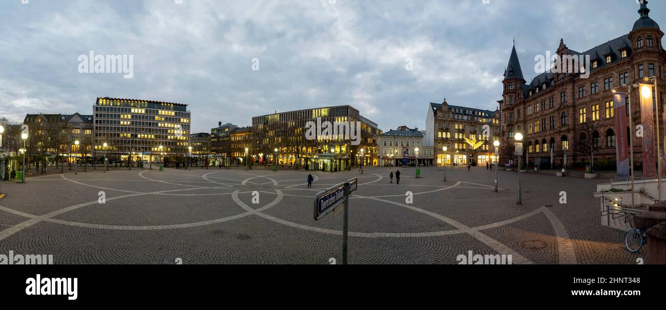 Vista notturna sulla piazza del mercato con il municipio e la chiesa di Wiesbaden, in germania, nei tempi di chiusura Foto Stock